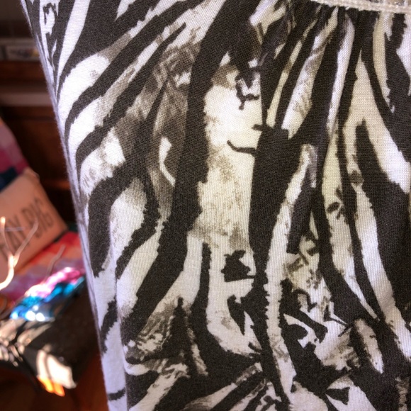 PLEIONE SIZE MEDIUM DARK GREEN AND WHITE SLEEVELESS TOP WITH EMBROIDERED CHEST - Picture 2 of 5